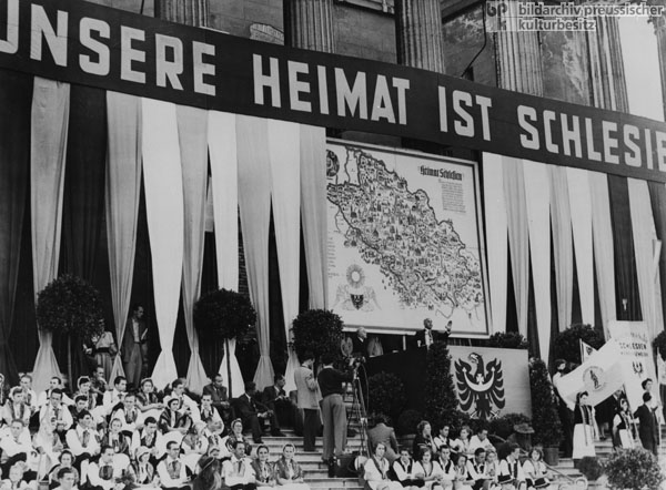 Bundesminister für gesamtdeutsche Fragen Jakob Kaiser beim 2. Bundestreffen der Schlesier in München (16. September 1951)